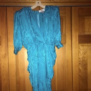 Argenti size 12 turquoise silk dress has removal shoulder pads.